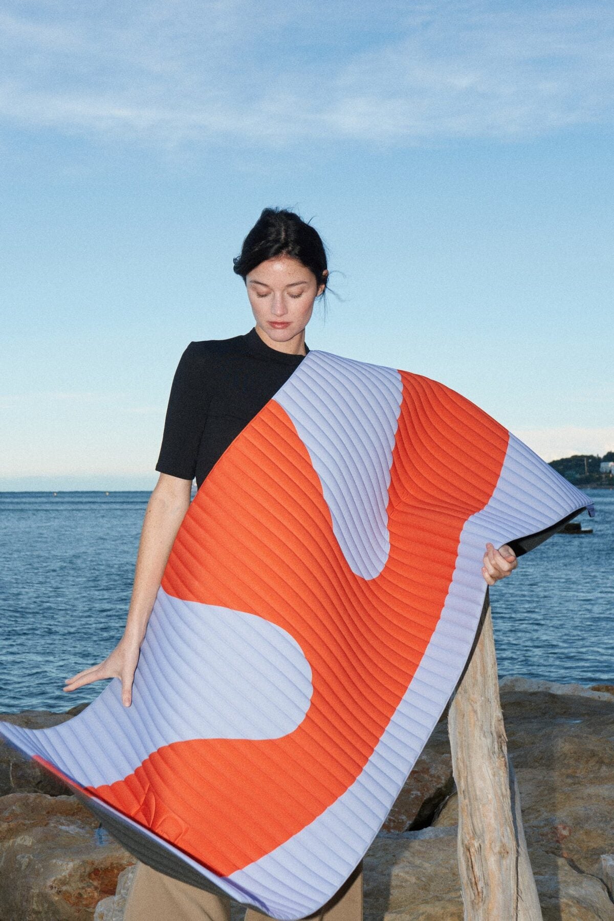 地中海を望む海辺でARCHYのマットを広げる様子